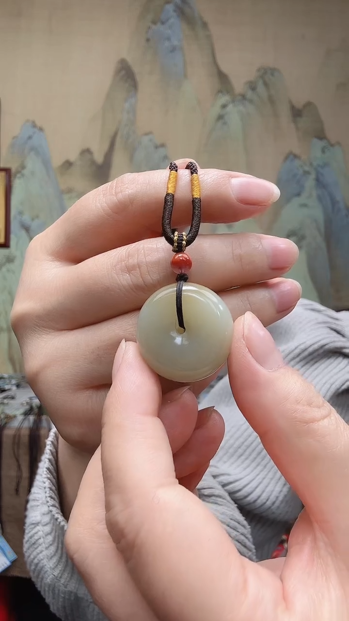 和田玉未镶嵌颈饰.