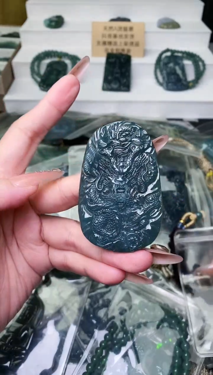 颈饰未镶嵌翡翠 