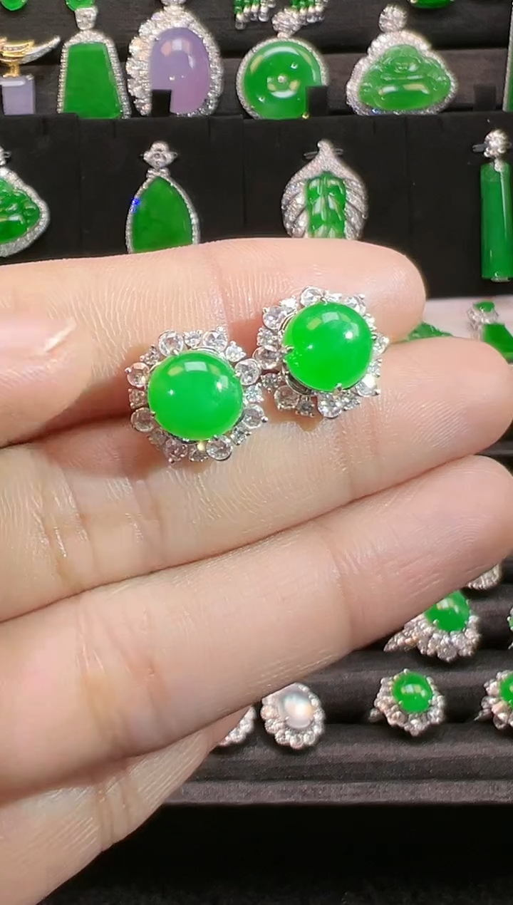 【闪购商品】翡翠耳钉18K金镶嵌高冰正阳绿蛋面耳钉