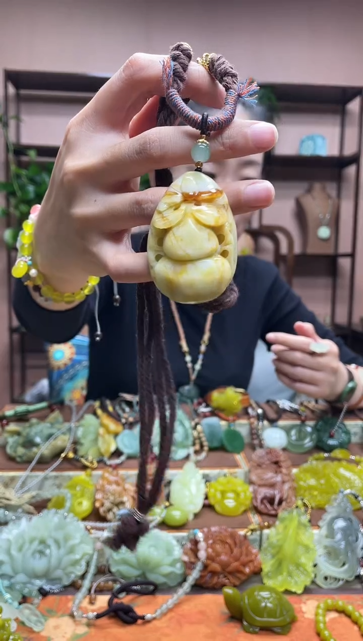 未镶嵌岫玉颈饰·