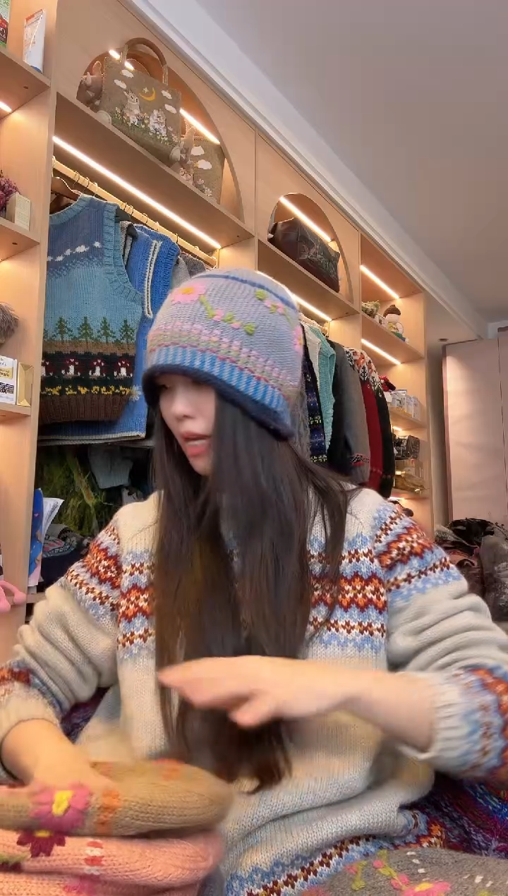 羊毛蓝色卷边帽 