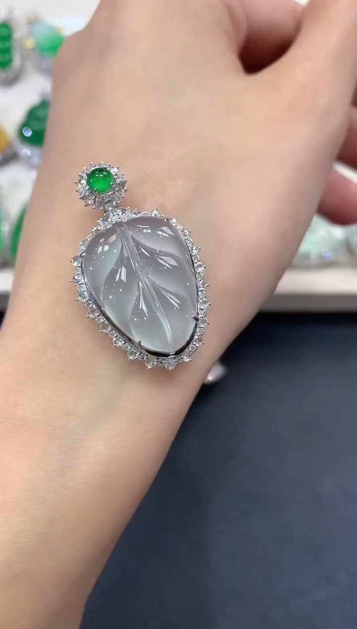 【闪购商品】翡翠吊坠(不含链)18K金镶嵌q260       