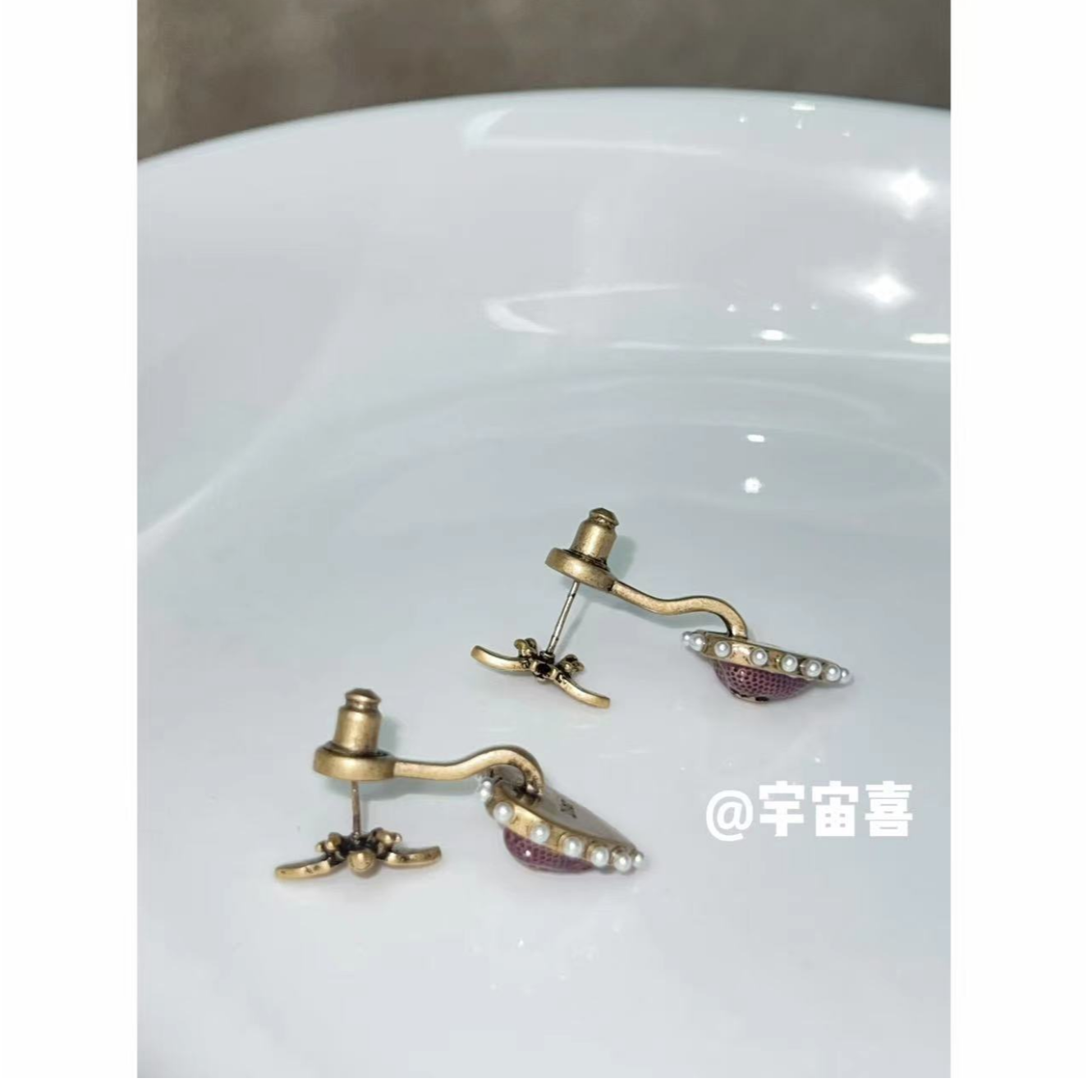 黄铜仿珍珠耳饰 L1-034【蜜蜂前后坠红色珐琅爱心耳钉】