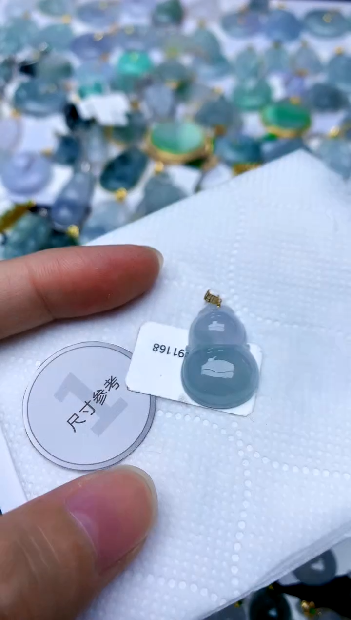 颈饰18K金镶嵌翡翠天然A货翡翠