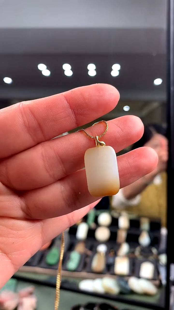 颈饰18K金镶嵌和田玉挂件