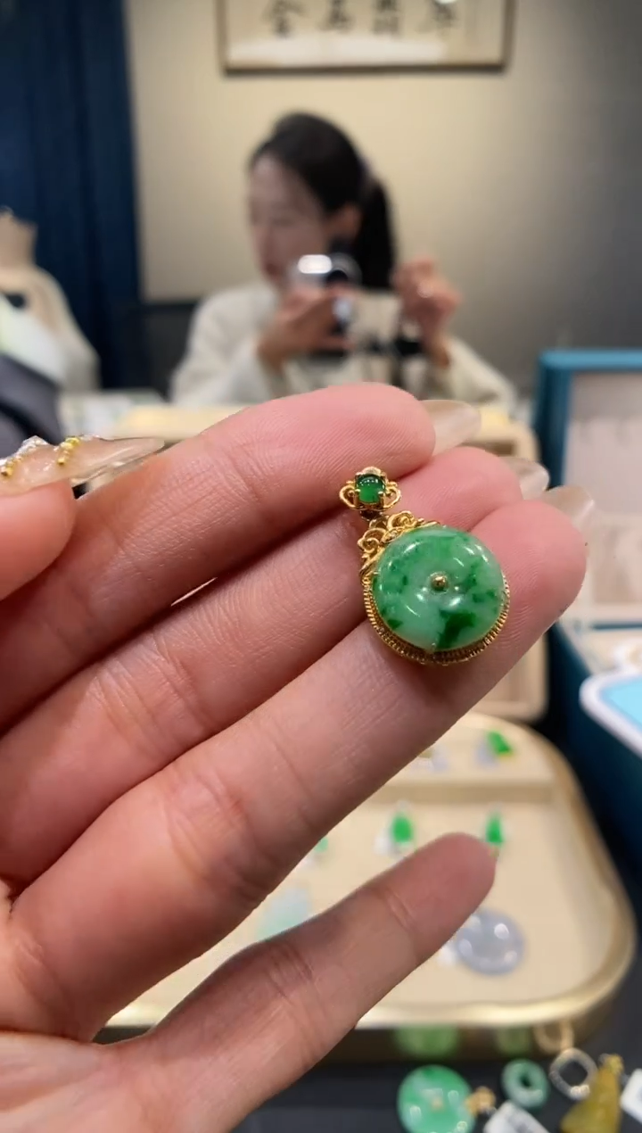 【闪购商品】翡翠吊坠(不含链)18K金镶嵌平安扣