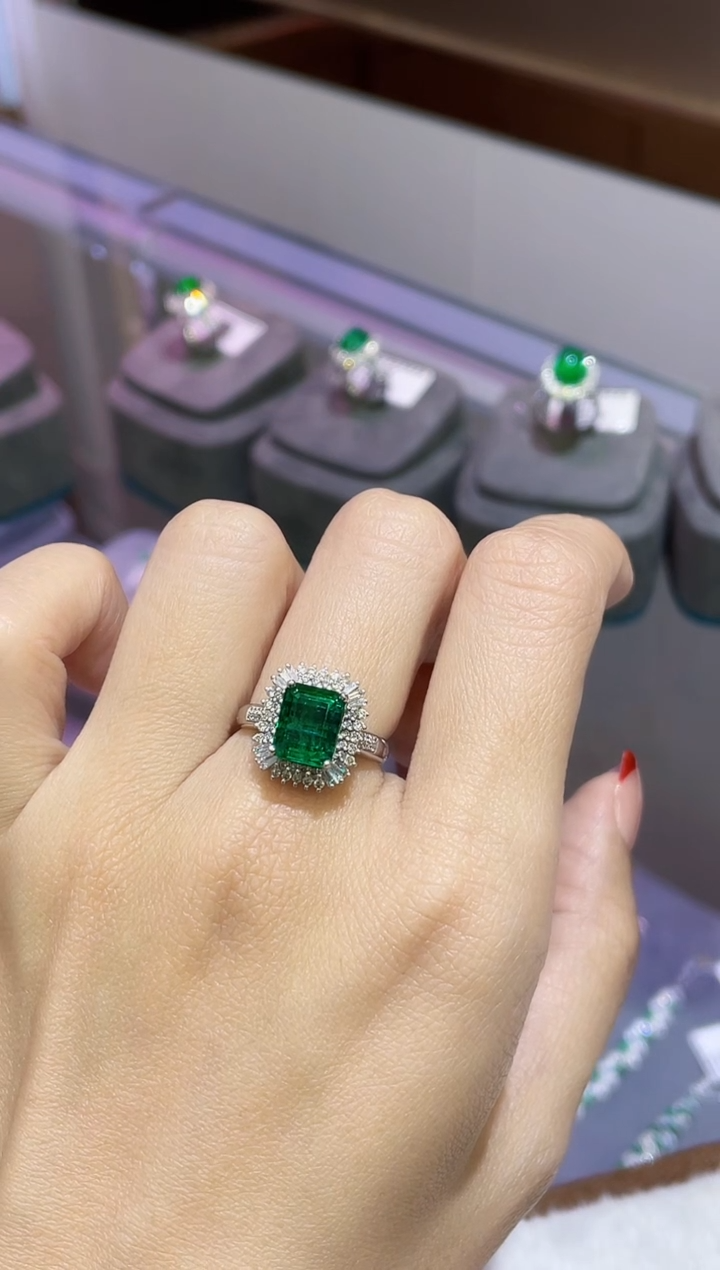 【闪购商品】祖母绿戒指18K金镶嵌3.36克拉