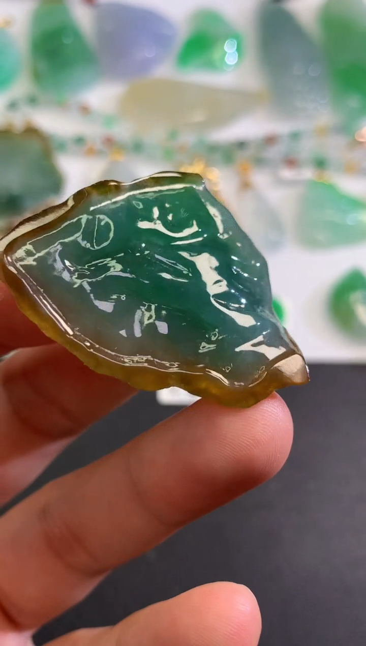 翡翠未镶嵌颈饰   