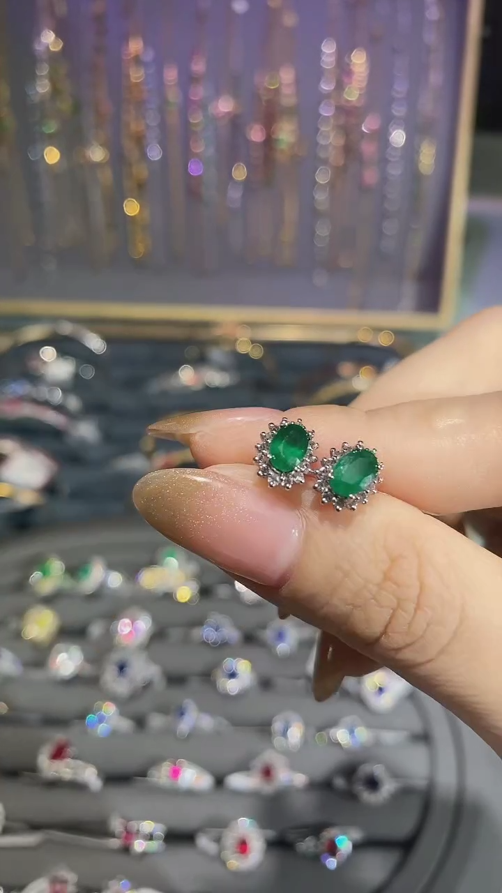 【闪购商品】祖母绿耳饰18K金镶嵌耳钉