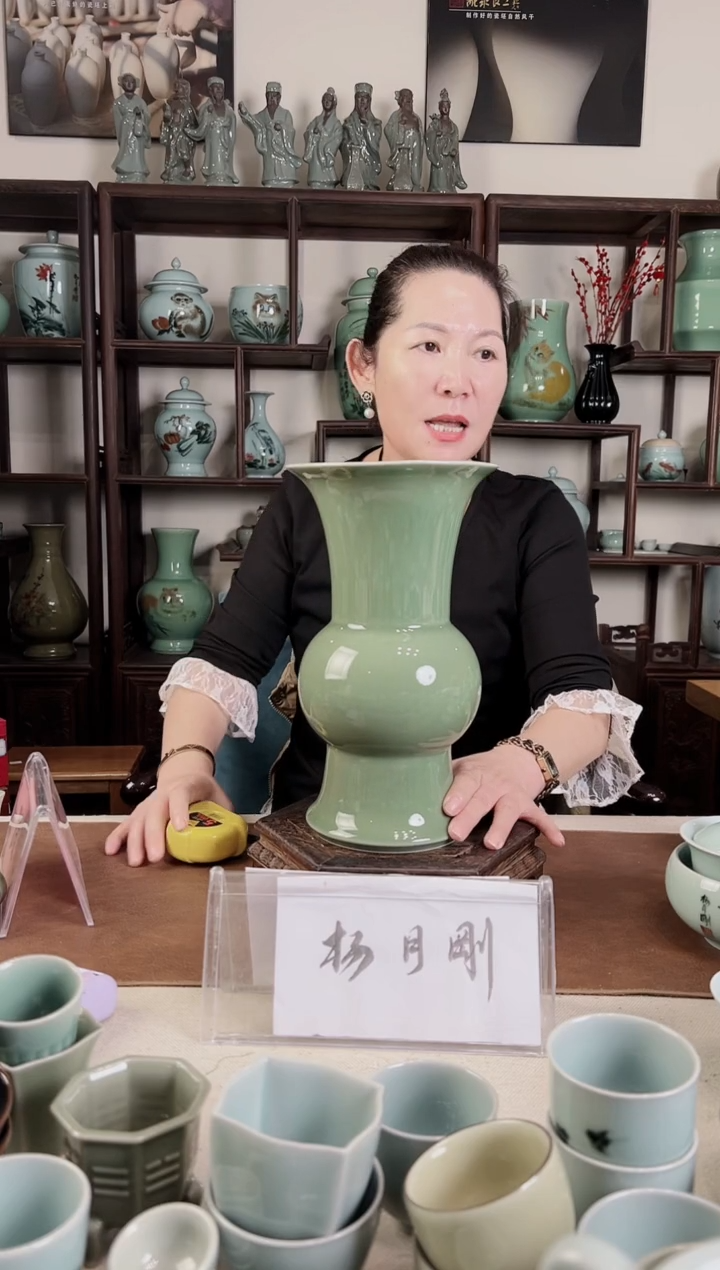 纯手工 豆青釉 花觚