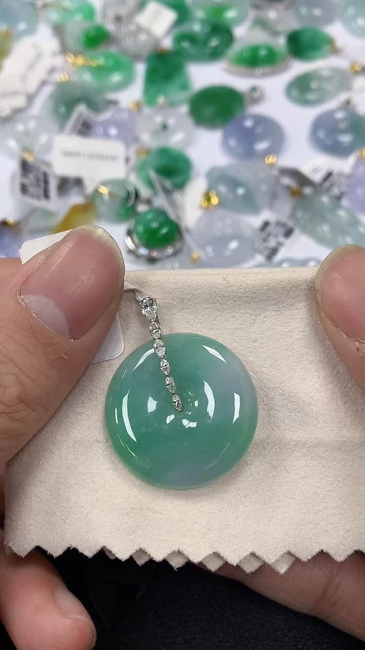 颈饰18K金镶嵌翡翠a货假一赔三支持复检百元上9元证书费自理