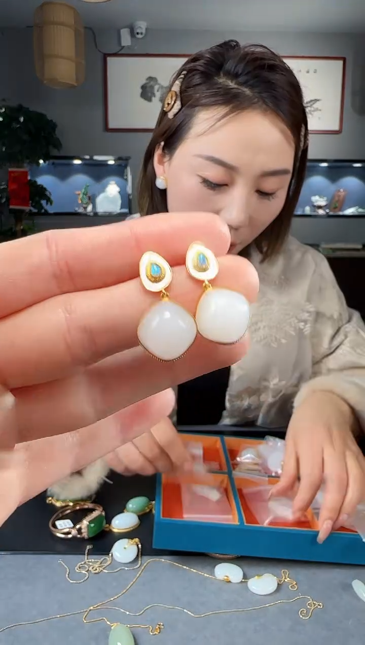 【闪购商品】和田玉耳钉18K金镶嵌1