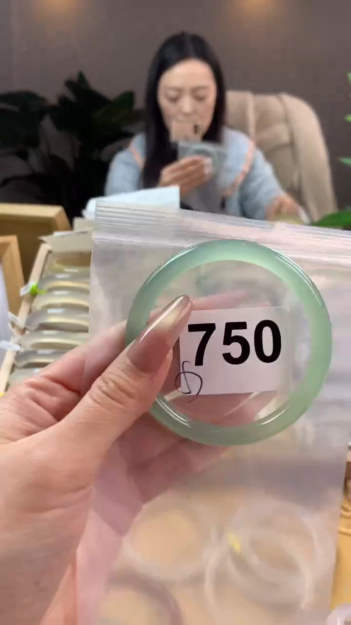 【闪购商品】玛瑙/玉髓手镯未镶嵌750