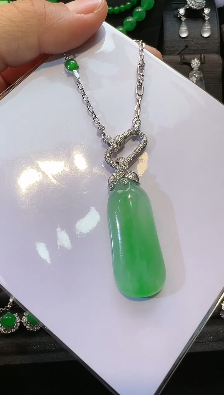 【闪购商品】翡翠吊坠(不含链)18K金镶嵌高冰阳绿福瓜吊坠