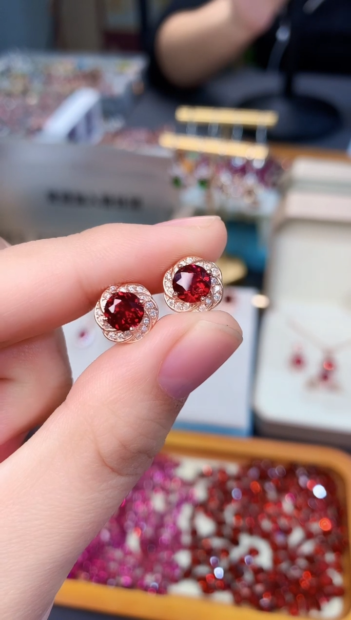 【闪购商品】石榴石耳钉银S925镶嵌天然