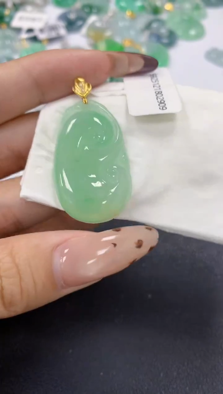 颈饰18K金镶嵌翡翠a货假一赔三支持复检百元上9元证书费自理