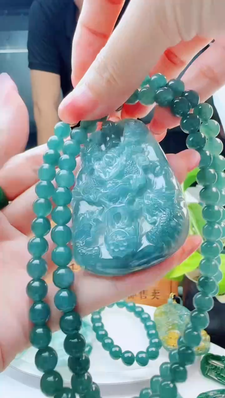 翡翠未镶嵌颈饰多样性发货其中一件