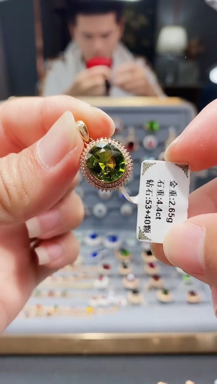 【闪购商品】碧玺颈饰18K金镶嵌4.4..