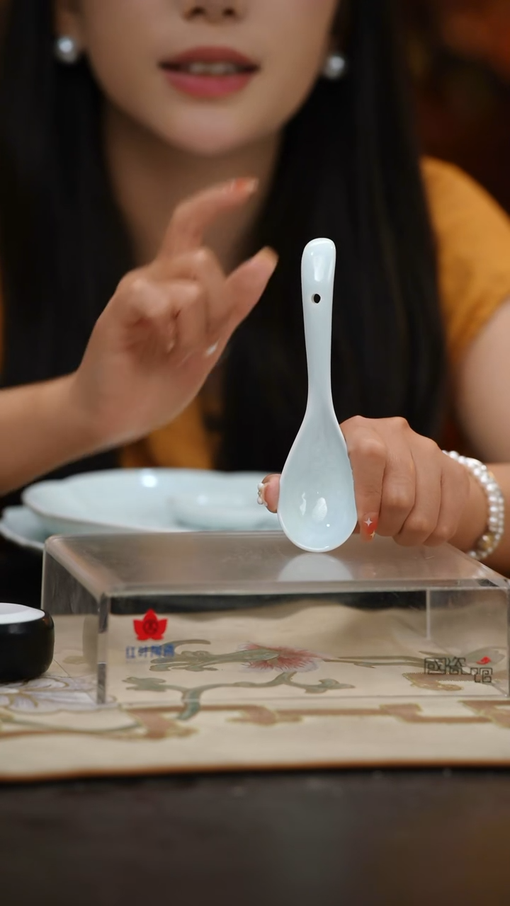2个正价影青雕刻祥云汤匙