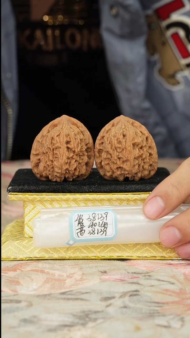 【闪购商品】文玩核桃把件赵喜满南将石