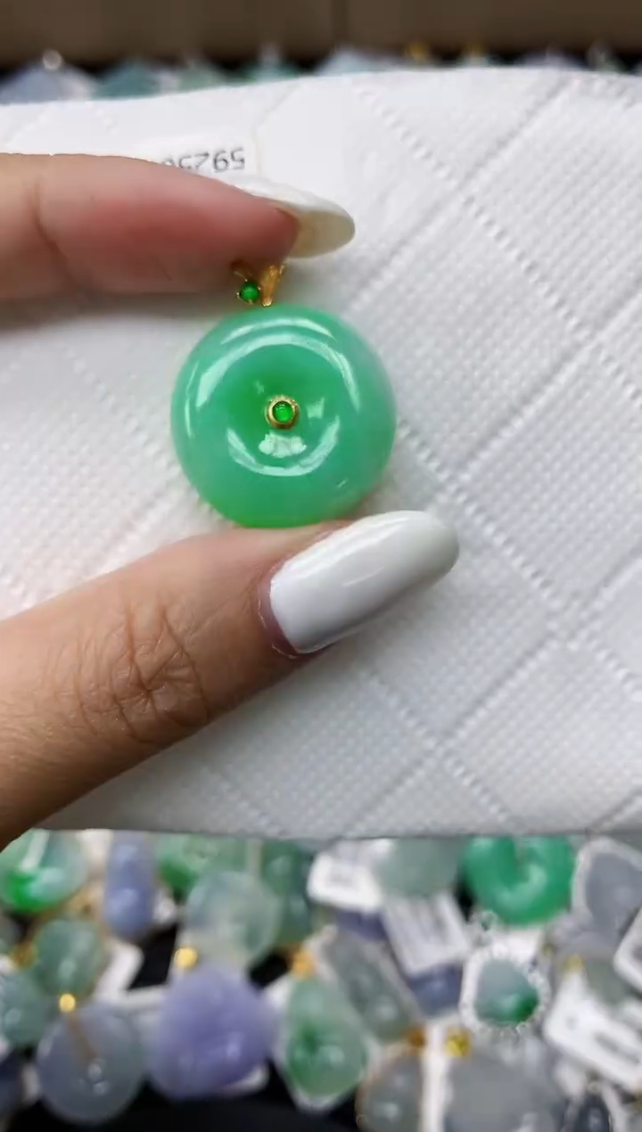 颈饰18K金镶嵌翡翠11111111111
