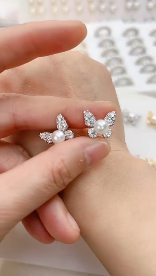 【闪购商品】淡水珍珠耳饰合金银色蝴蝶