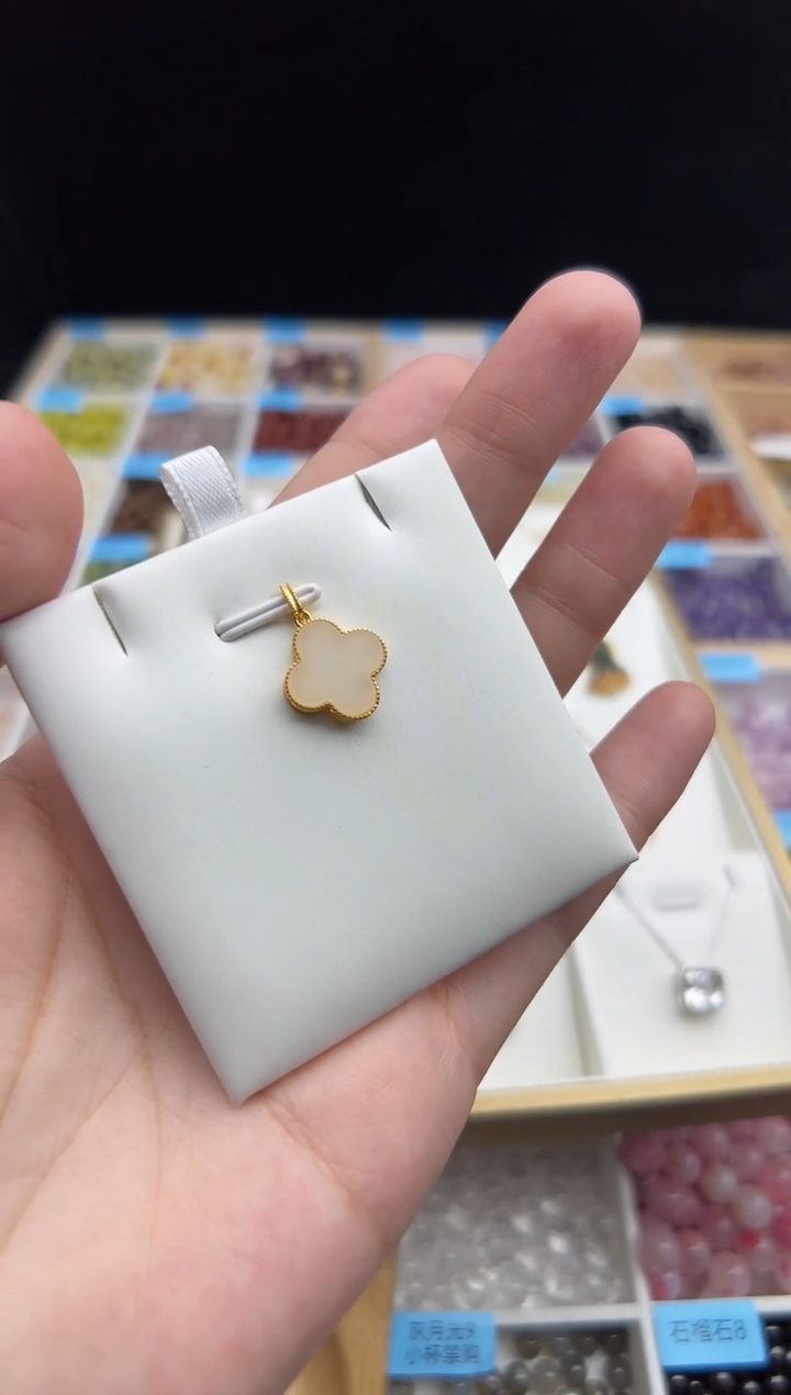 颈饰银S925镀金镶嵌和田玉和田玉四叶草吊坠多样性发一