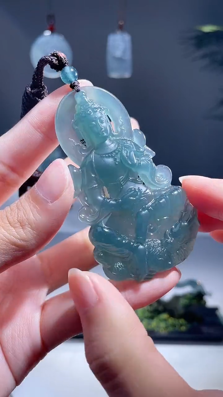 翡翠未镶嵌颈饰观音
