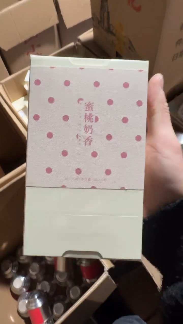 蜜桃奶香一盒···