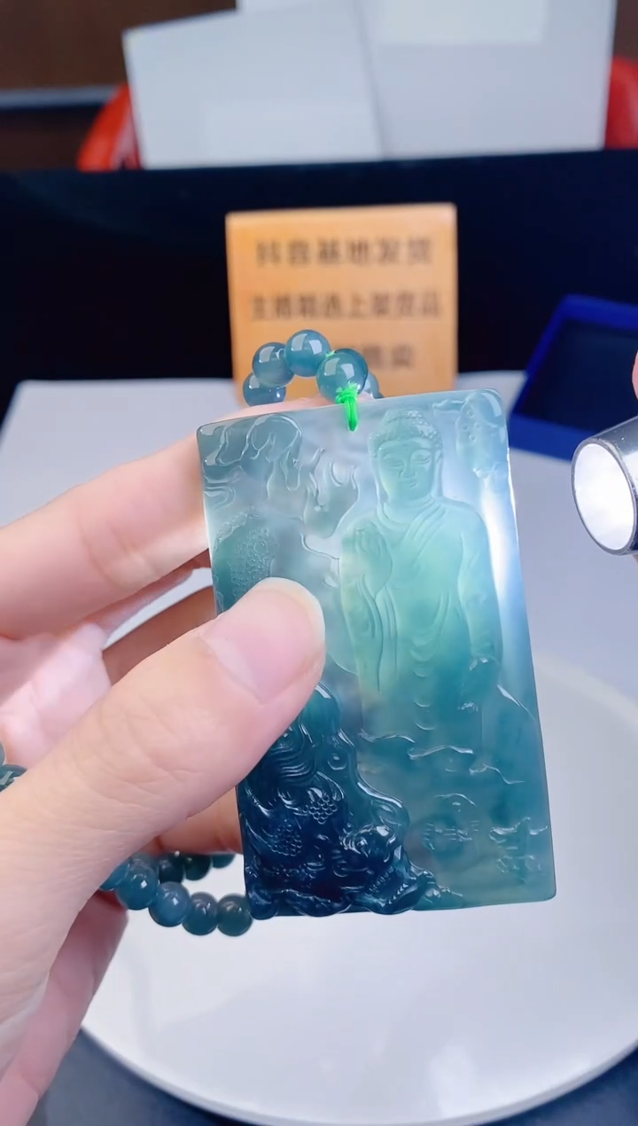 颈饰未镶嵌翡翠  