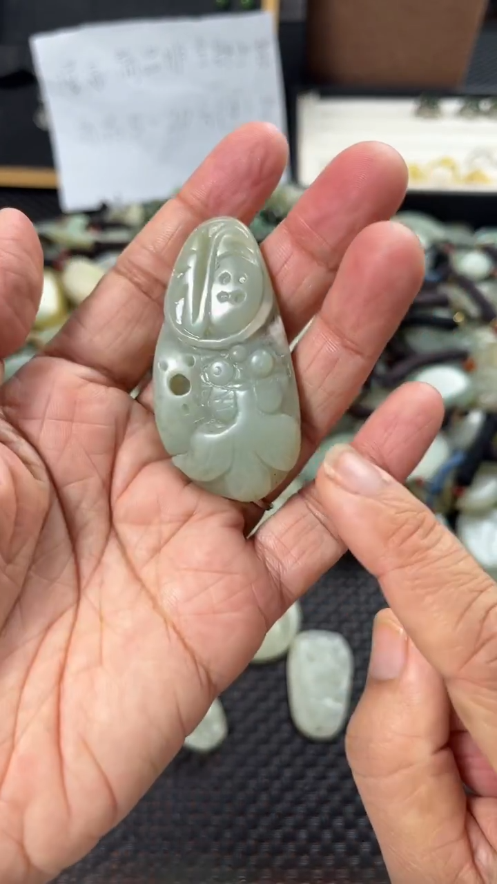 颈饰未镶嵌和田玉（多样性发一件）没有证书有瑕