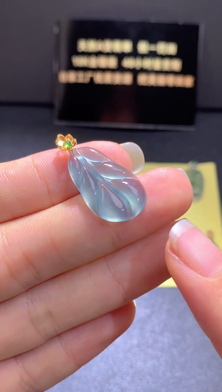 翡翠18K金镶嵌颈饰翡翠吊坠