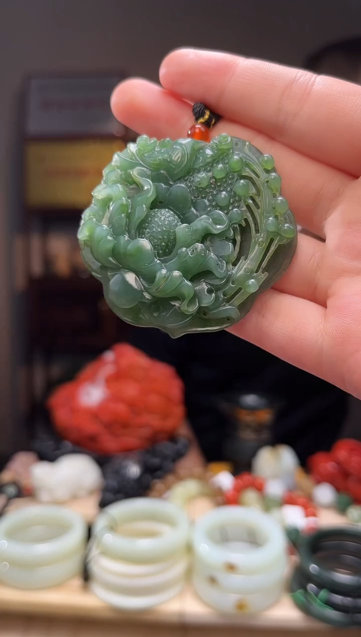 颈饰未镶嵌和田玉吊坠