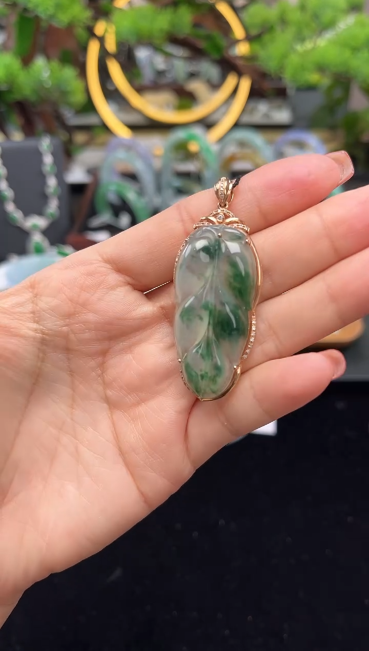 颈饰18K金镶嵌翡翠吊坠