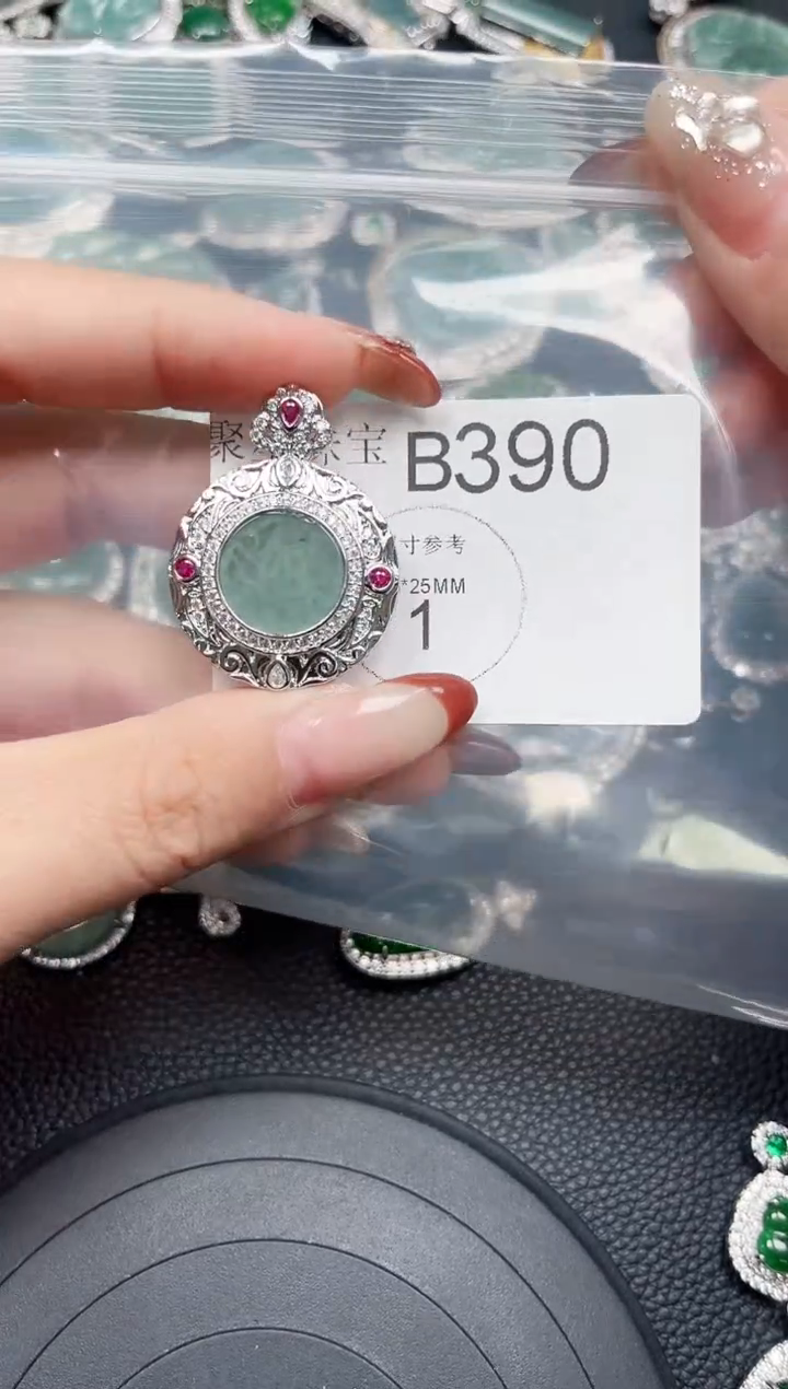 【闪购商品】翡翠颈饰未镶嵌赠皮绳390