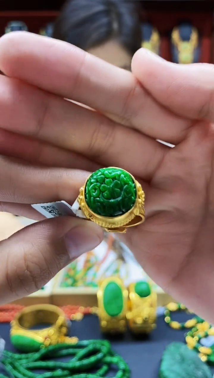 颈饰未镶嵌翡翠戒指