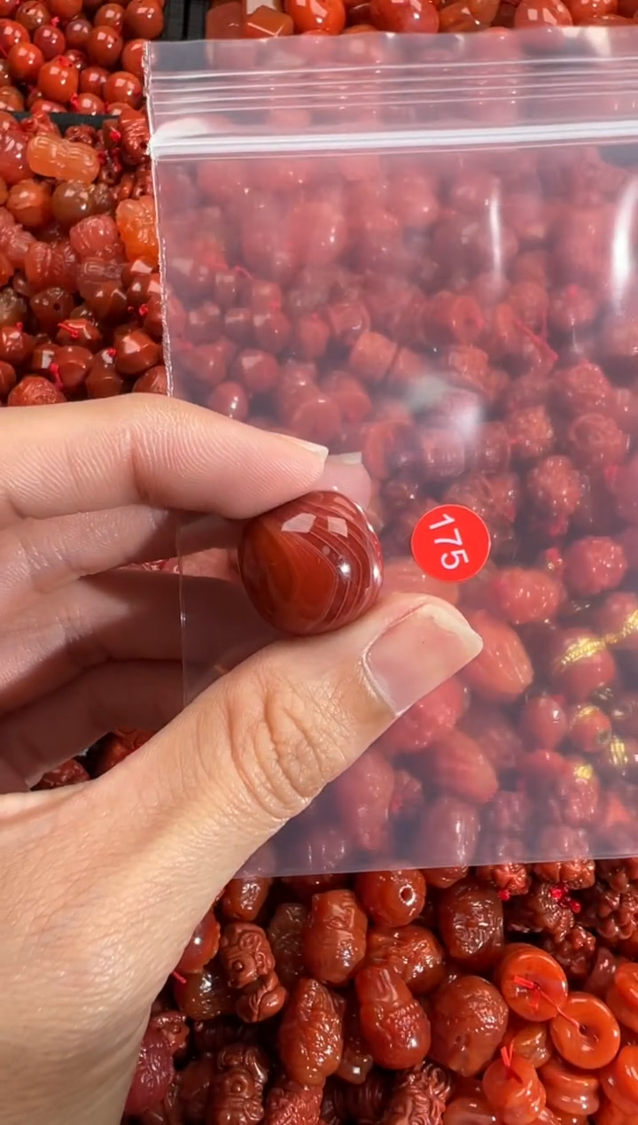 南红玛瑙未镶嵌颈饰1