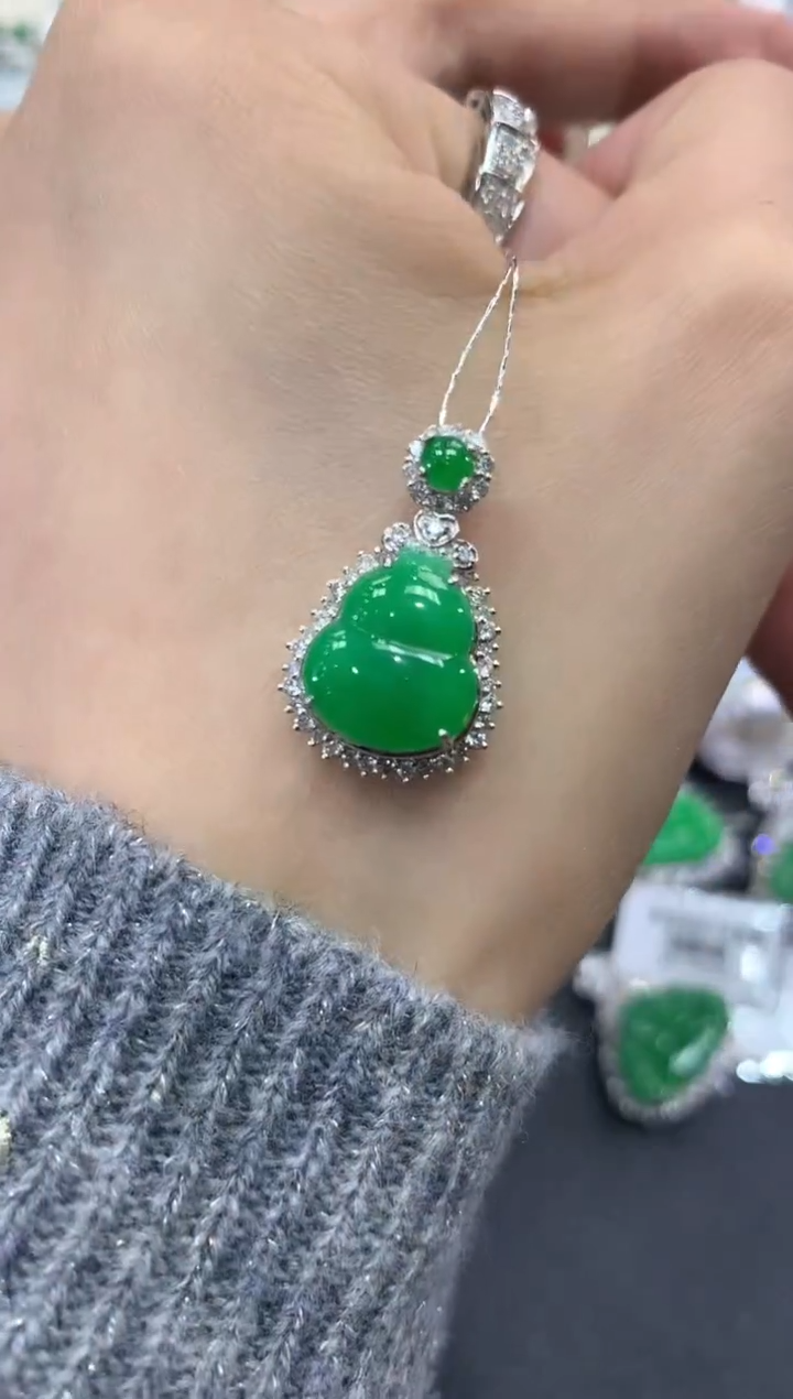 【闪购商品】翡翠吊坠(不含链)18K金镶嵌q56       