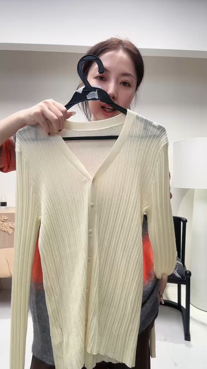 鹅黄色细坑条V领羊毛衫