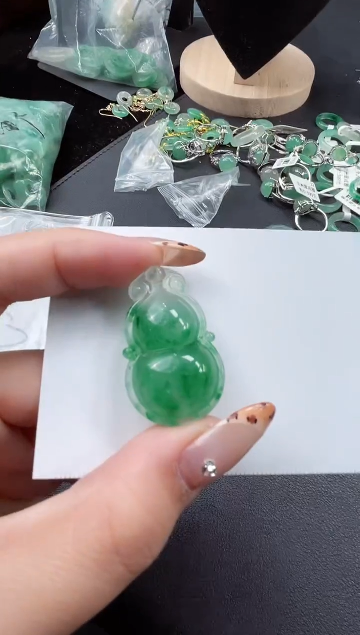 吊坠(赠链)未镶嵌石英质玉（非洲翠）25.85葫芦