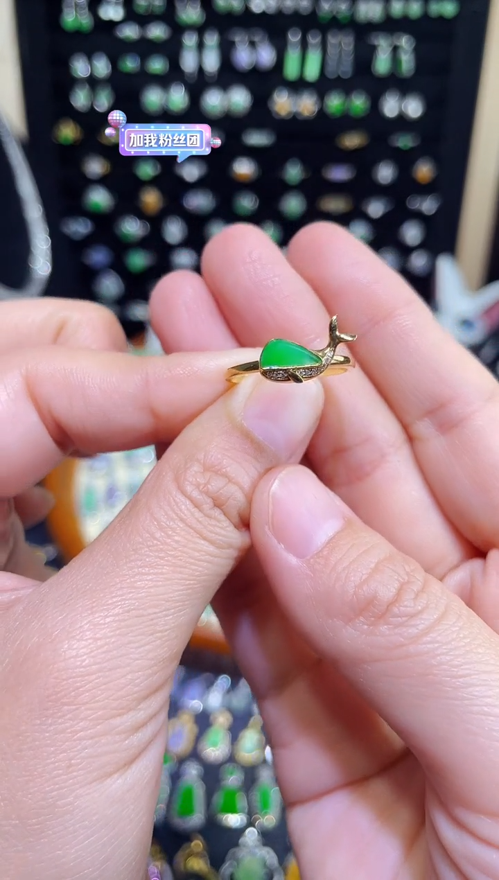 颈饰18K金镶嵌翡翠高冰满绿随行戒指