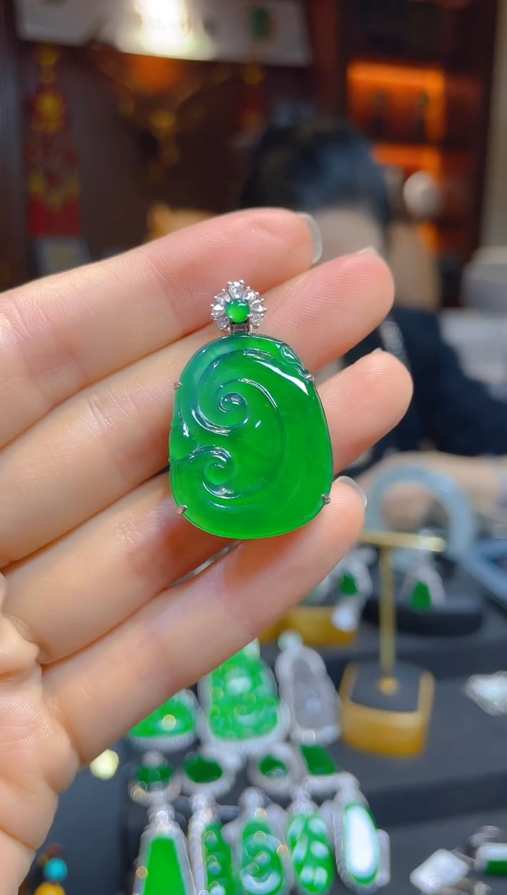 【闪购商品】翡翠颈饰18K金镶嵌116849天然A货翡翠如意吊坠