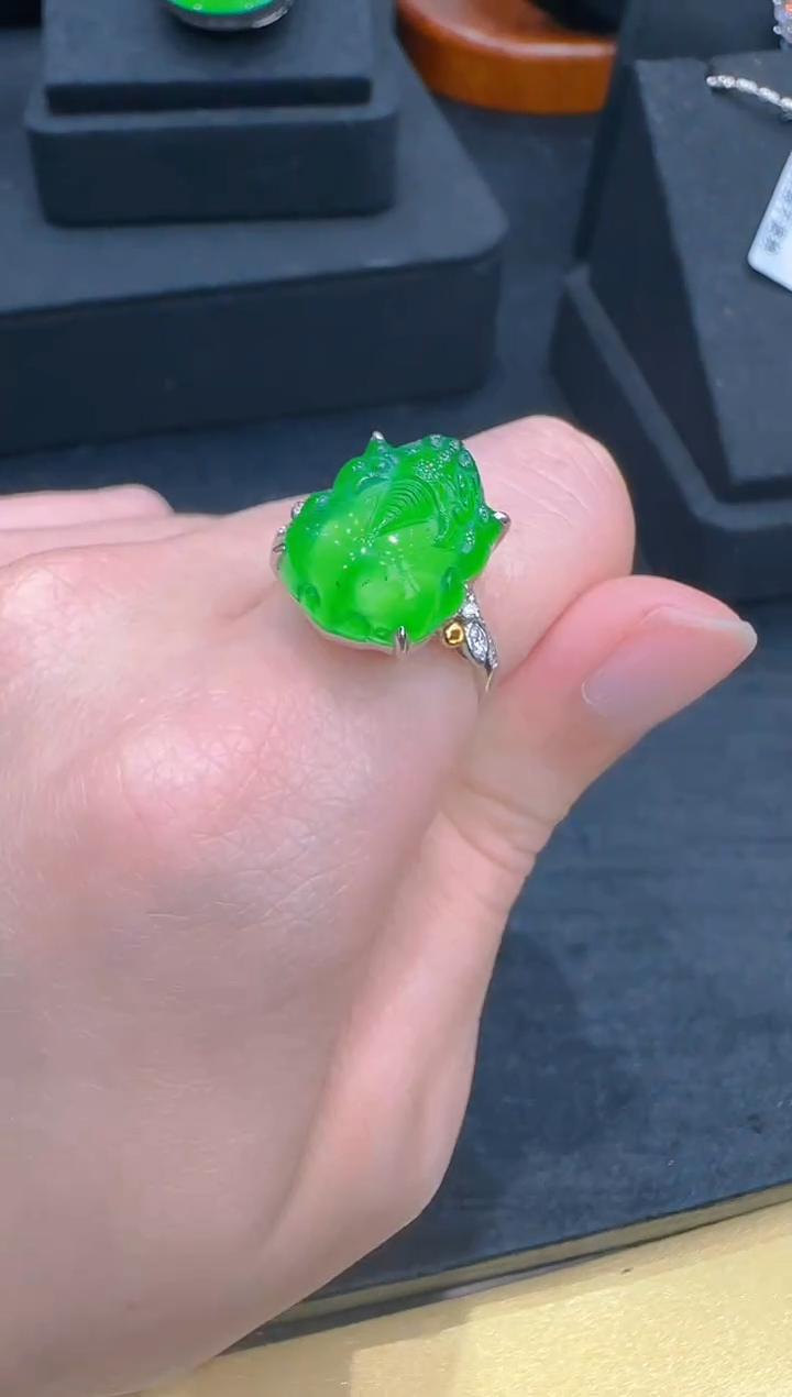 【闪购商品】翡翠戒指18K金镶嵌天然翡翠A货