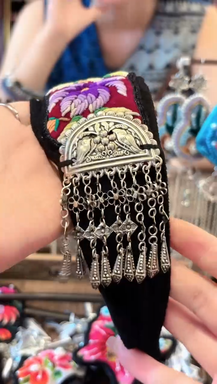 织绣云织谣民族风精美饰品  472