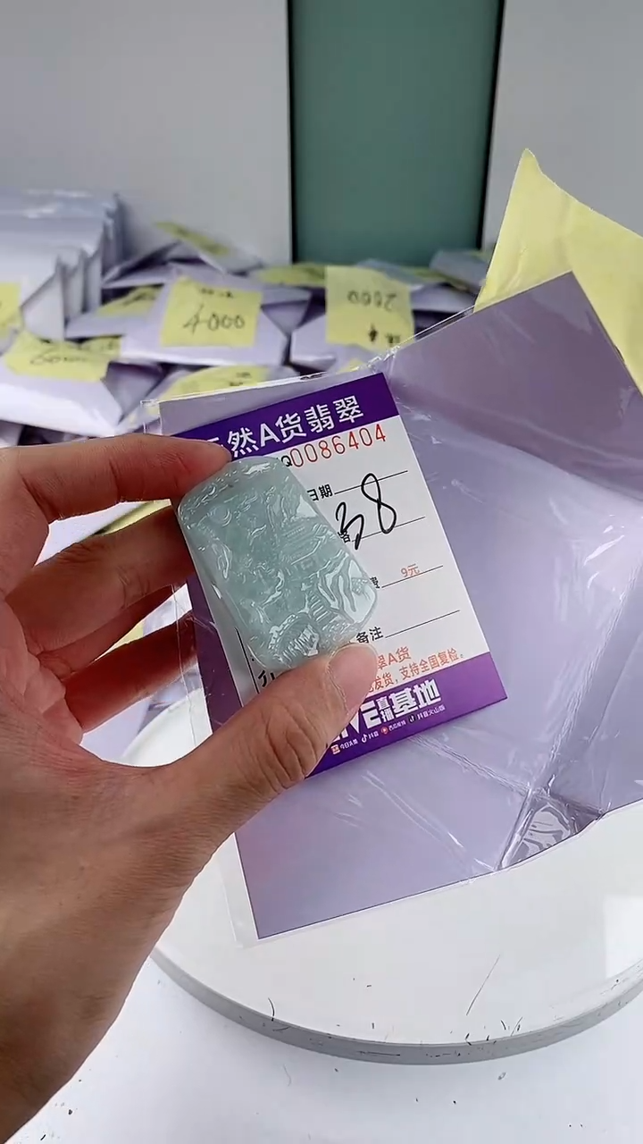 翡翠未镶嵌颈饰           