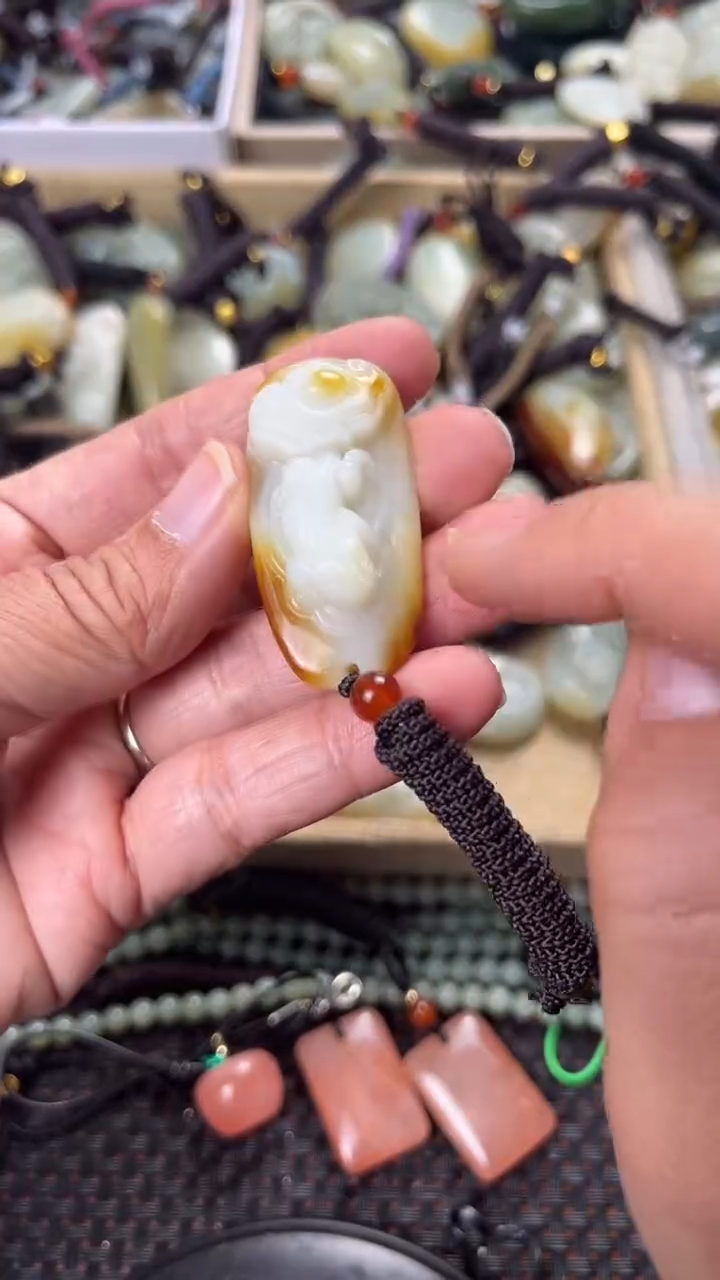 【闪购商品】和田玉颈饰未镶嵌多样性发货没有证书拍一发一有瑕