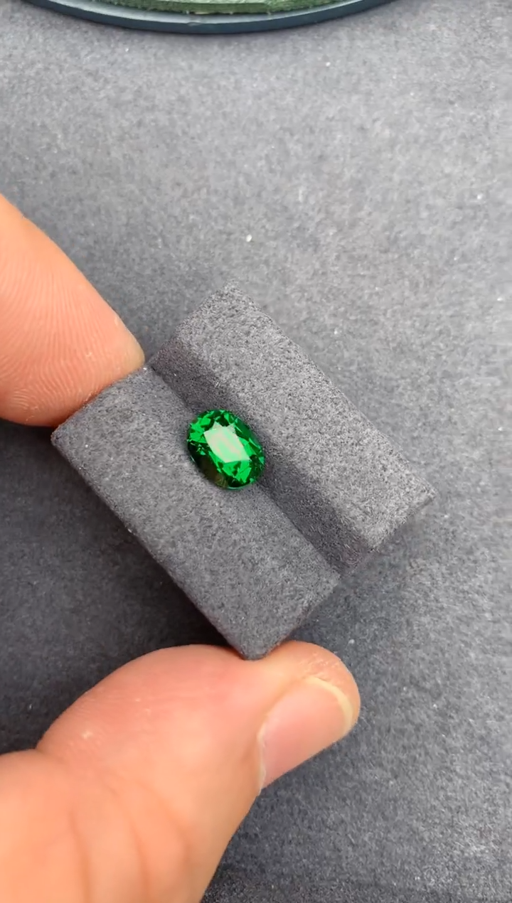 【闪购商品】石榴石裸石未镶嵌2ct    沙弗莱