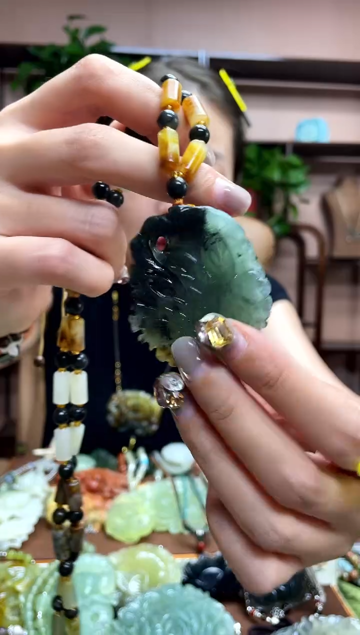 未镶嵌岫玉颈饰·