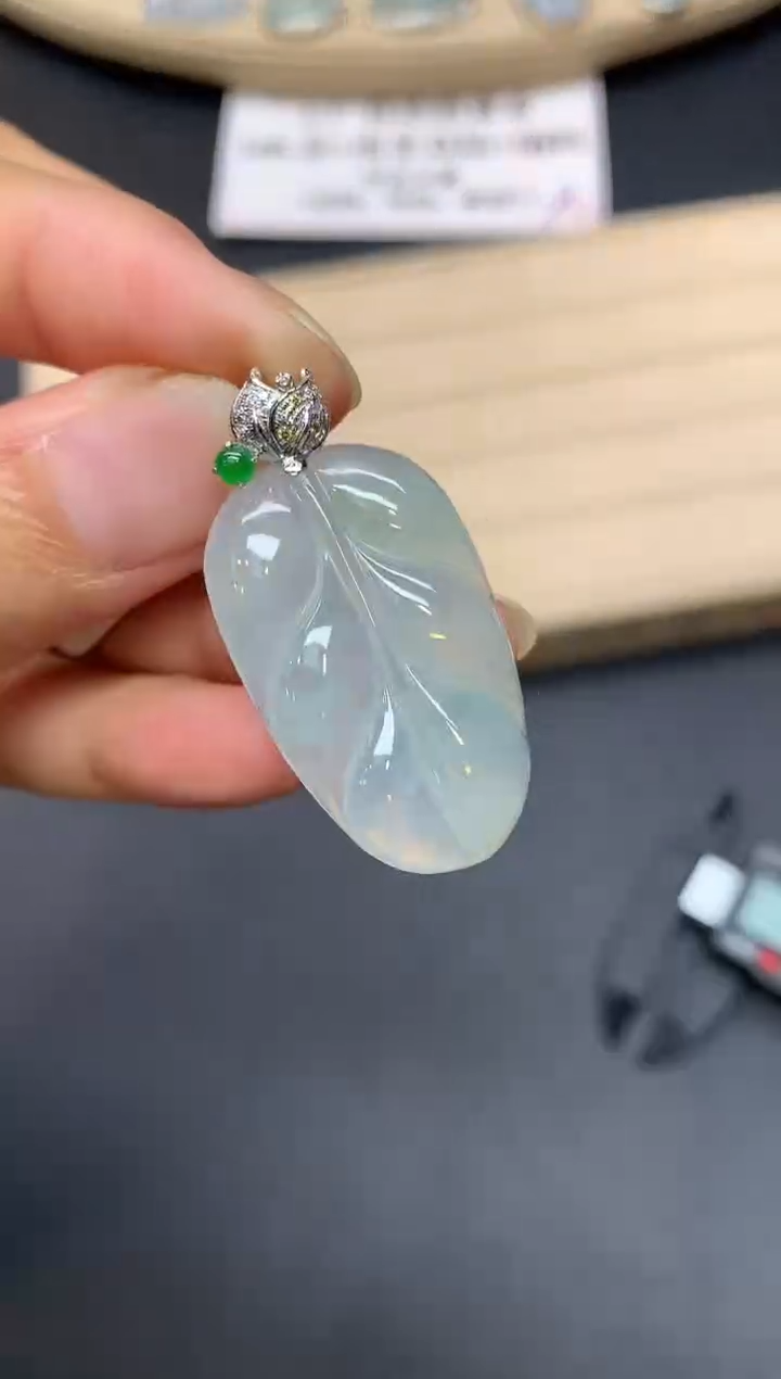 翡翠18K金镶嵌吊坠(不含链)叶子【无服务费】