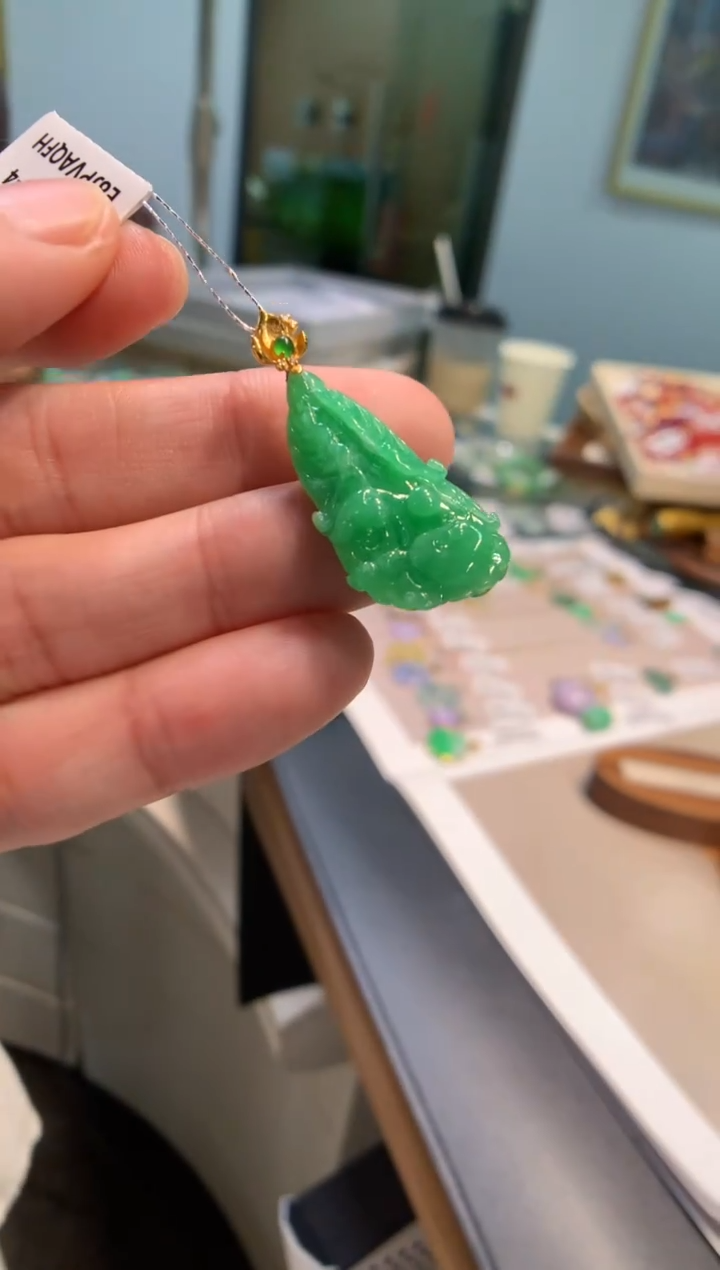 颈饰18K金镶嵌翡翠白菜